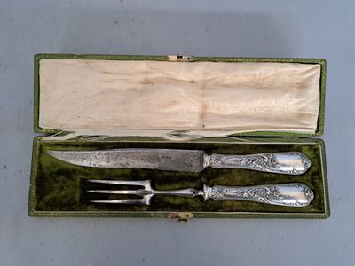un couteau et une fourchette dans un étui posé sur une table