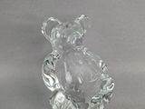 figurine en verre transparent représentant un éléphant tenant un éléphanteau dans ses bras