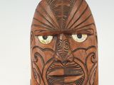 masque en bois sculpté représentant le visage et les yeux d'un homme