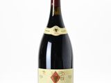 une bouteille de vin posée sur une table