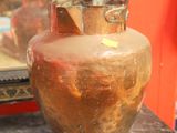 un vase posé sur une table, avec un miroir en arrière-plan