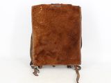 sac à dos en cuir marron avec une doublure en fourrure marron, sur fond blanc