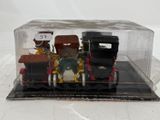 une petite maquette de train dans une vitrine