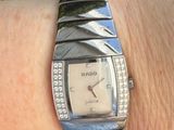le poignet d'une femme sur lequel est posée une montre