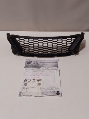 un gros plan sur une grille noire posée sur une table blanche