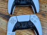 deux manettes de jeux vidéo posées sur une table