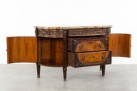 Une commode « demi-lune » avec un plateau en marbre, de styl… (photo 4)