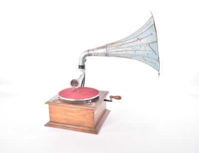 un gramophone à l'ancienne, avec un socle en bois et un disque rouge
