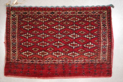 un gros plan d'un tapis rouge posé sur une surface blanche