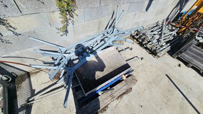 une photo montrant une grosse pièce de métal posée sur un tas de bois