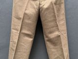 un gros plan sur un pantalon accroché au mur