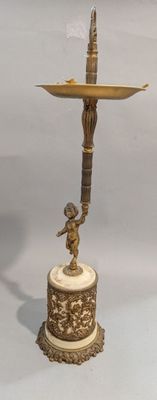 une statue représentant une personne tenant un parapluie, posée sur un socle