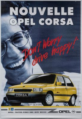 une publicité pour une voiture jaune, avec un homme souriant à côté