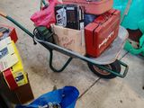 une brouette remplie de cartons et d'outils dans un garage