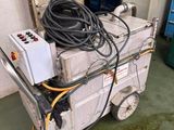 une machine posée sur un chariot dans une pièce