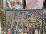 une boîte contenant de nombreux objets