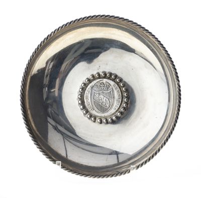 une image représentant une assiette en argent avec une pièce au centre