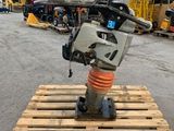 un gros plan d'un moteur posé sur une palette dans un entrepôt