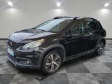 la voiture noire est garée sur un sol en damier dans le garage