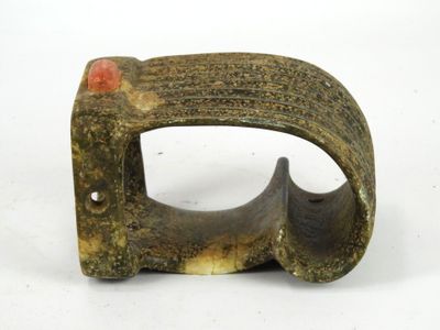 un objet marron et rouge sur une surface blanche