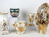 quatre vases posés les uns à côté des autres sur une table