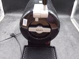 une machine à café posée par terre