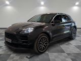 La Porsche Macan est garée sur un sol en carrelage à damier.