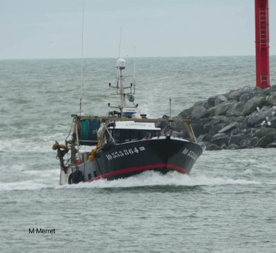 un bateau noir et rouge dans l'eau, près d'un phare