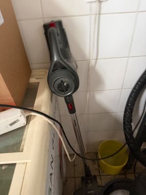 une photo d'une salle de bains dans laquelle se trouve un sèche-cheveux