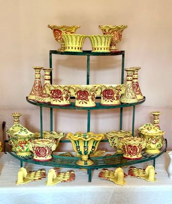 de nombreux vases et bols posés sur une étagère posée sur une table