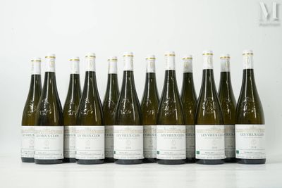 six bouteilles de vin sont alignées sur une table