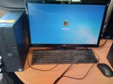 un ordinateur de bureau posé sur une table avec un clavier et une souris