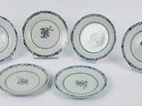 six assiettes en porcelaine bleue et blanche ornées de motifs floraux