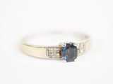 bague en saphir bleu et diamant sur fond blanc