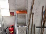 beaucoup d'outils et une échelle dans une pièce