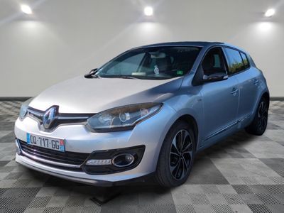 la voiture argentée est garée sur un carrelage à carreaux