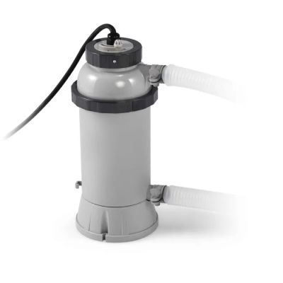 une pompe à eau à laquelle est raccordé un tuyau