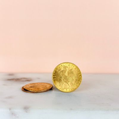 a gold coin sitting on top of a marble counter