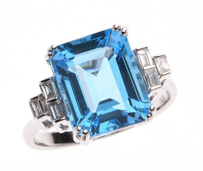 BAGUE en or gris 750 °/°° ornée d'une topaze de taille émera…