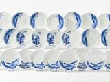 douze assiettes bleues et blanches ornées de plumes bleues sur fond blanc