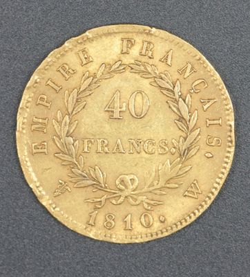 Gros plan sur une pièce d'or ornée d'une couronne.