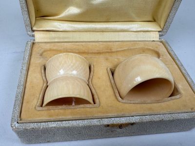 deux tasses qui se trouvent dans une boîte posée sur une table