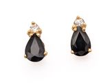 une paire de boucles d'oreilles en diamant noir et blanc sur fond blanc