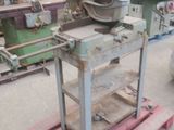 une machine posée sur une palette dans un entrepôt