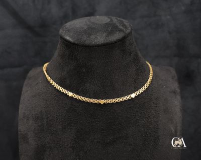 un collier à chaîne en or sur un mannequin mannequin mannequin mannequin mannequin mannequin mannequin mannequin mannequin mannequin