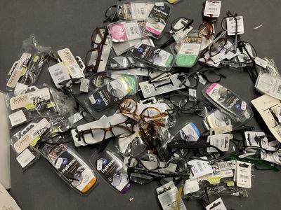 un tas d'objets divers posés sur une table