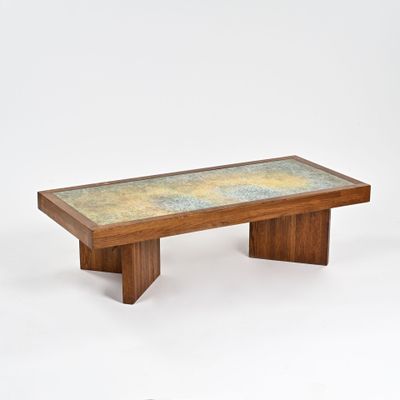 une photo d'un banc en bois avec un plateau en verre