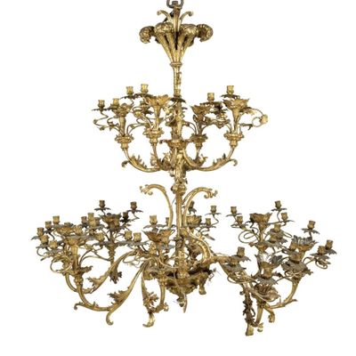 une image représentant un lustre en laiton orné de fleurs et de feuilles