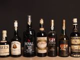 Des bouteilles de vin sont alignées sur une table devant un fond noir