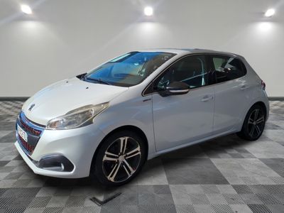 une voiture blanche est garée dans une pièce au sol à carreaux